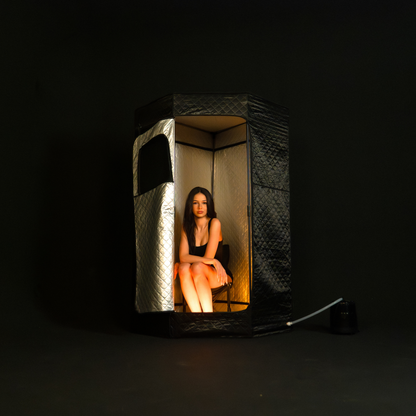 Person entspannt in Nordx Dampfsauna mit therapeutischem Dampf