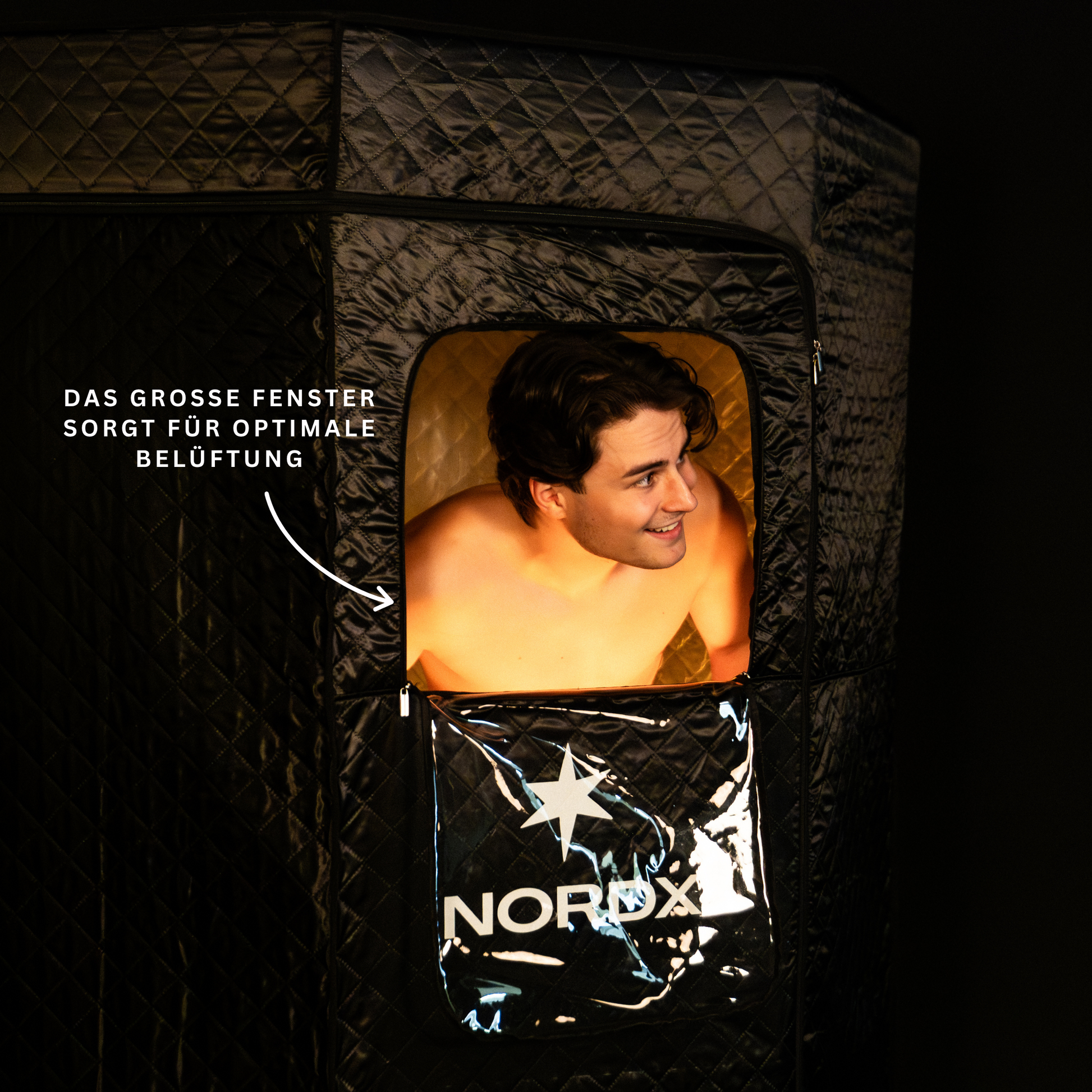 Entspannter Mann bei Dampfbad-Session in Nordx Heimsauna