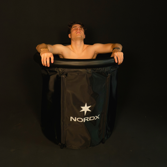 Person entspannt im Nordx Kältebad für Eisbaden und Kältetherapie zuhause