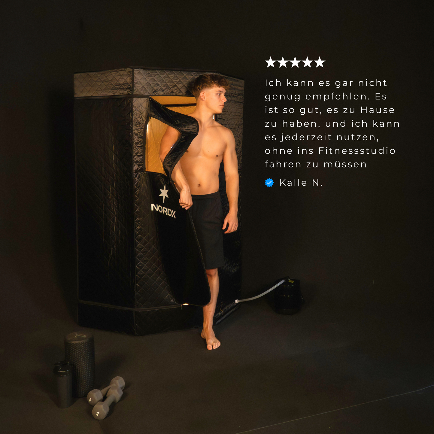 Mann geniesst Wellness-Erlebnis in kompakter Nordx Sauna