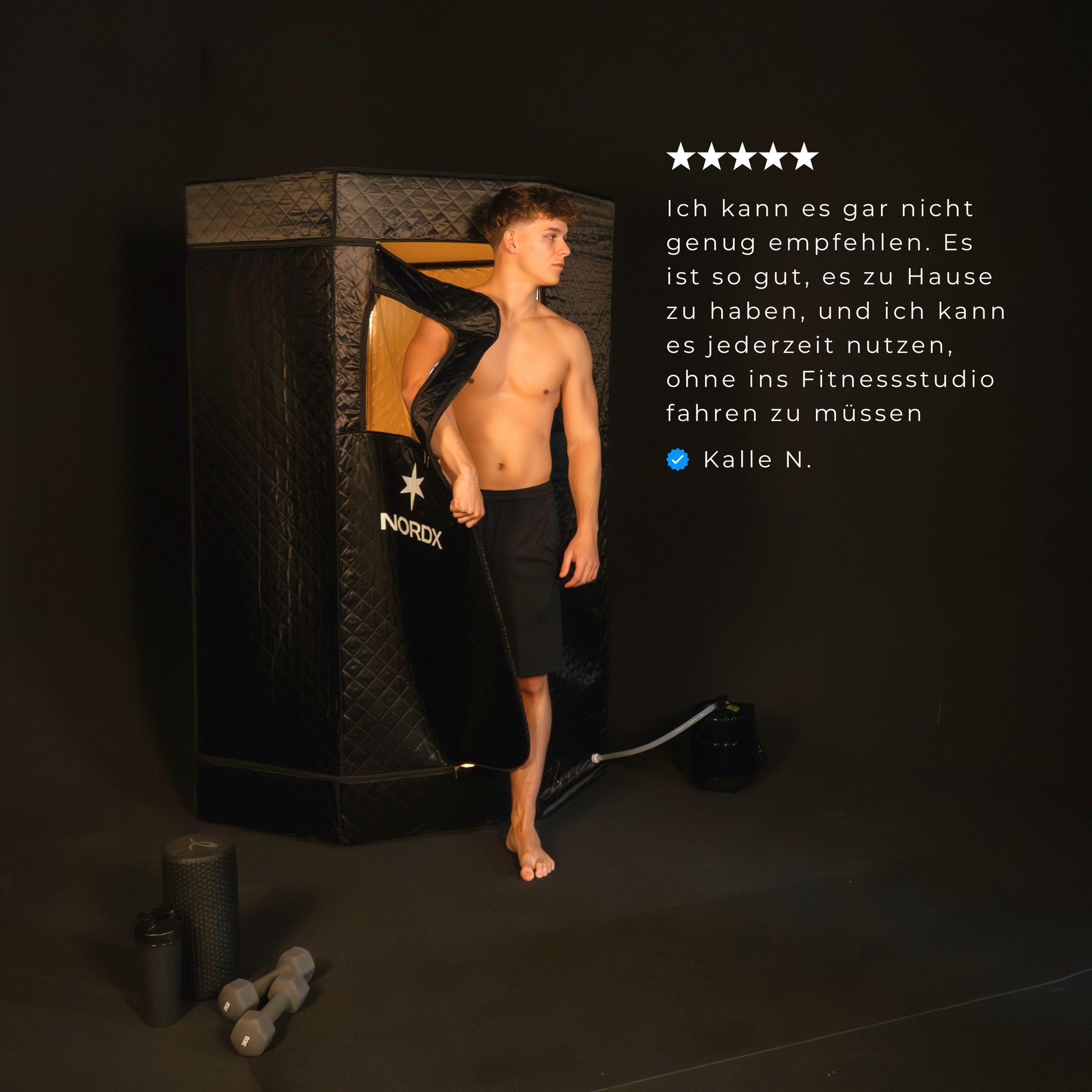 Mann geniesst Wellness-Erlebnis in kompakter Nordx Sauna